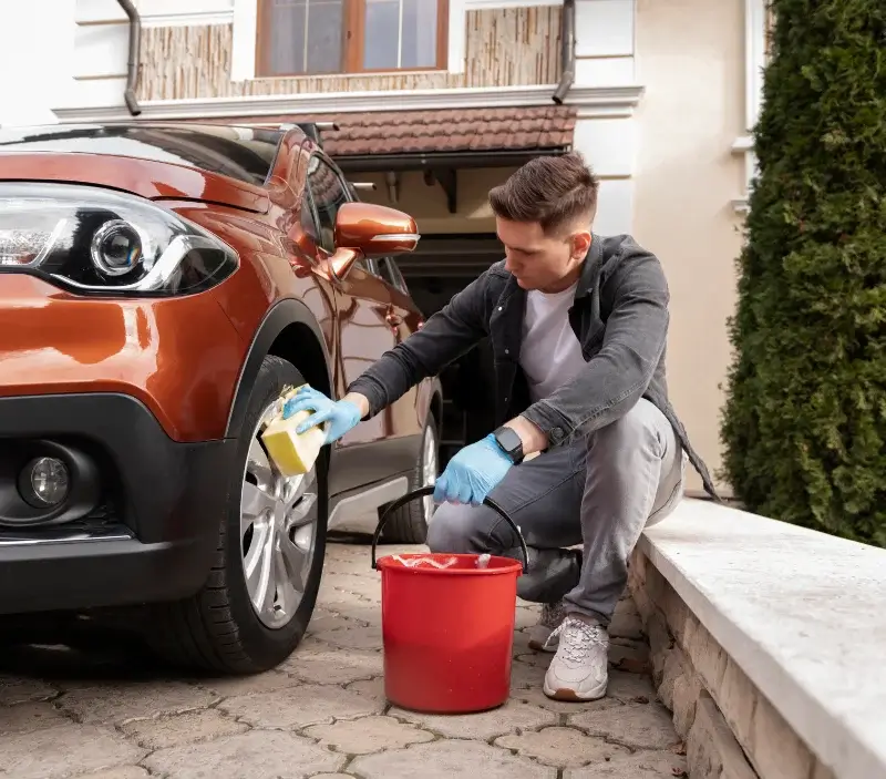 Lavage auto à domicile Saint-Romain : professionnel intervenant sur un véhicule